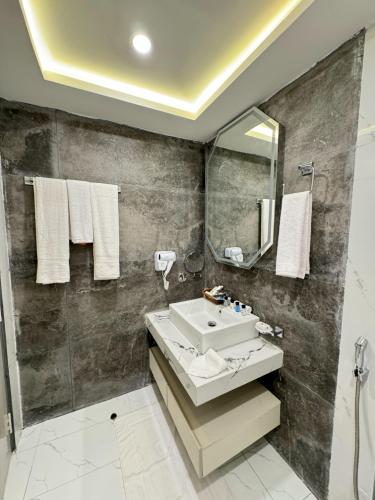 the_khushi_hotel_and_resorts_presidential_suite_24