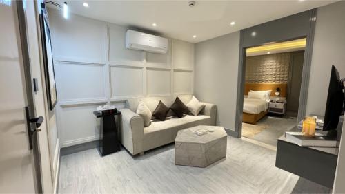 the_khushi_hotel_and_resorts_presidential_suite_96